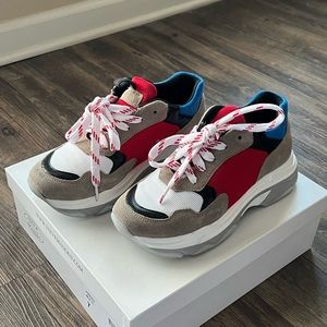 Steve Madden sneaker size 7.